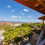 2 Residences Upper And Ground Floor דירה *