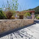 2 Residences Upper And Ground Floor דירה *