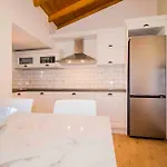 2 Residences Upper And Ground Floor شقة *