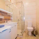 2 Residences Upper And Ground Floor דירה