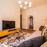 2 Residences Upper And Ground Floor דירה