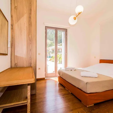 2 Residences Upper And Ground Floor Appartement