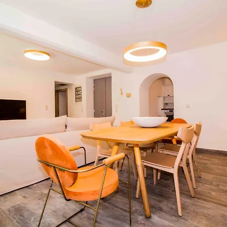 2 Residences Upper And Ground Floor