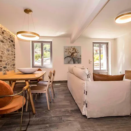 Lejlighed 2 Residences Upper And Ground Floor *