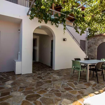 2 Residences Upper And Ground Floor