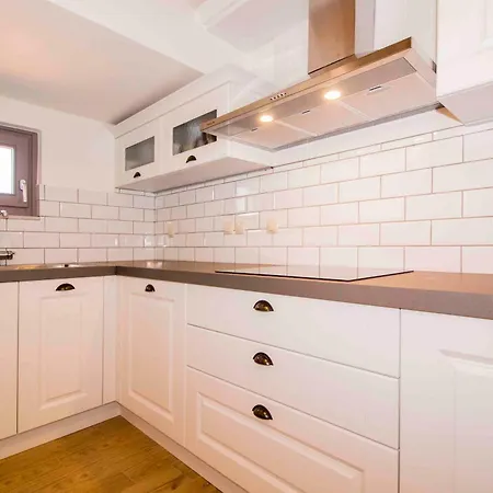 2 Residences Upper And Ground Floor דירה *