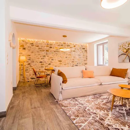 Lejlighed 2 Residences Upper And Ground Floor *