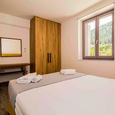 2 Residences Upper And Ground Floor