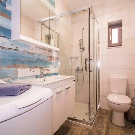 2 Residences Upper And Ground Floor Апартаменты