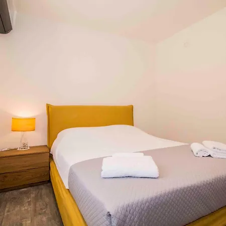 Lejlighed 2 Residences Upper And Ground Floor *