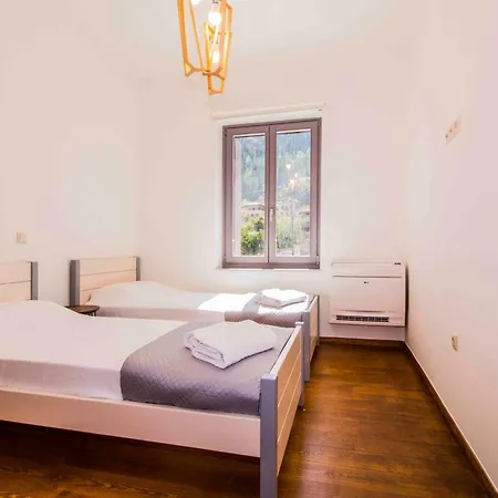2 Residences Upper And Ground Floor Lejlighed Mystras