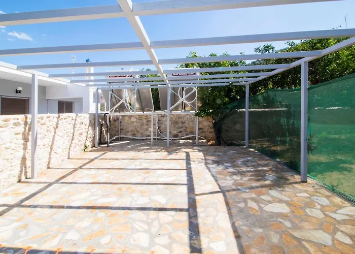 2 Residences Upper And Ground Floor Appartement