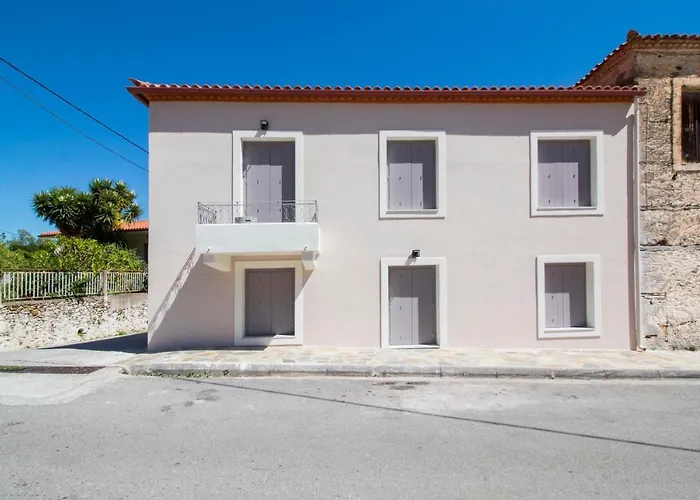 2 Residences Upper And Ground Floor Апартаменты