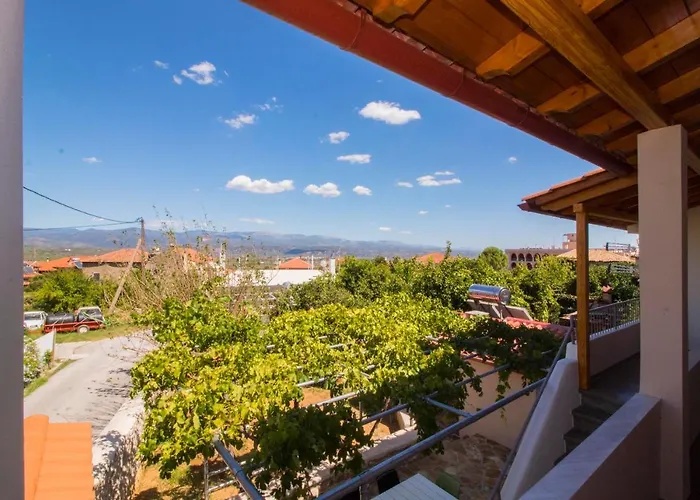 2 Residences Upper And Ground Floor Appartement *