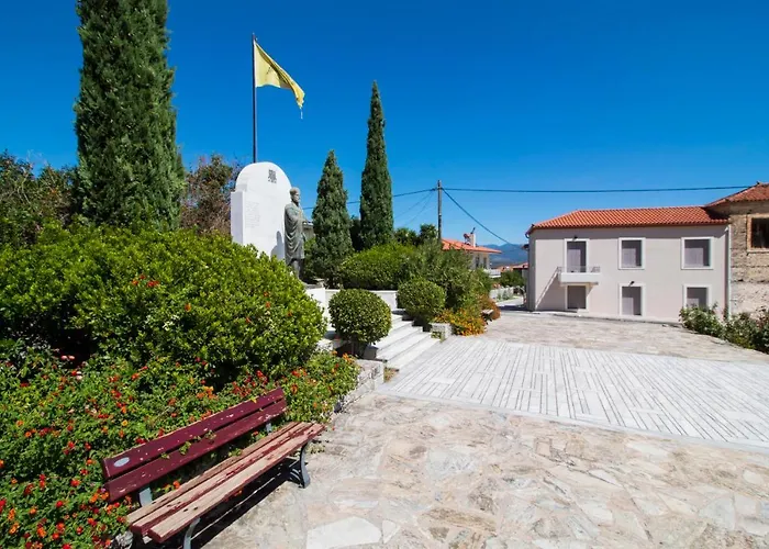 2 Residences Upper And Ground Floor Appartement *