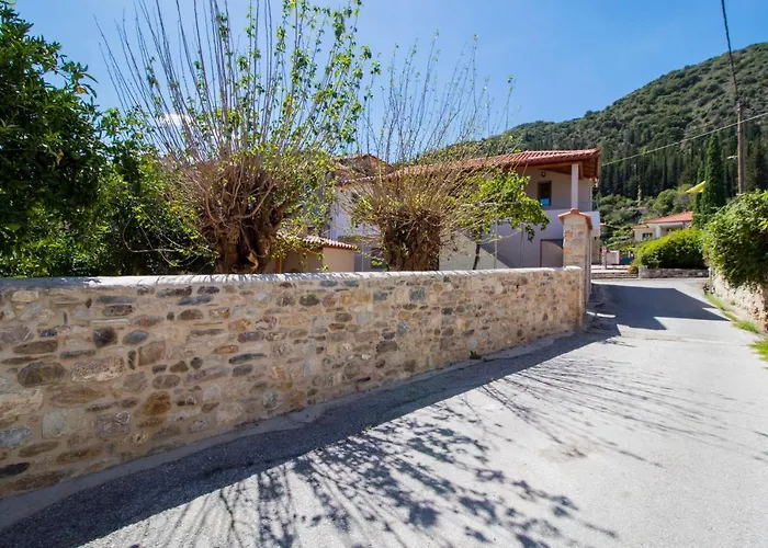 2 Residences Upper And Ground Floor Appartement *