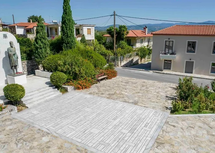 2 Residences Upper And Ground Floor Appartement *