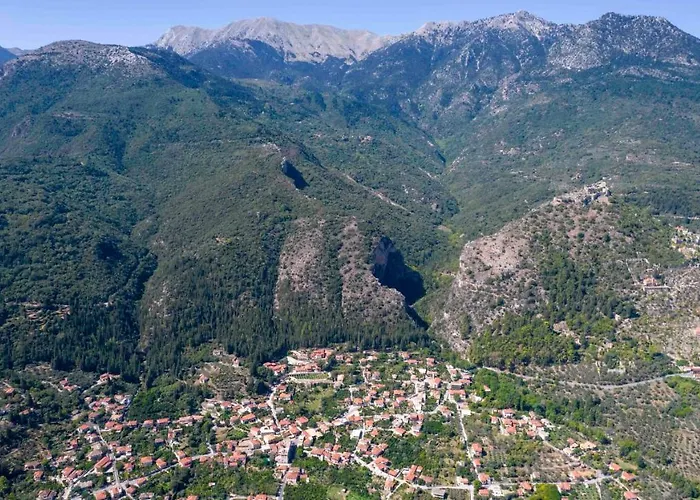 2 Residences Upper And Ground Floor アパート