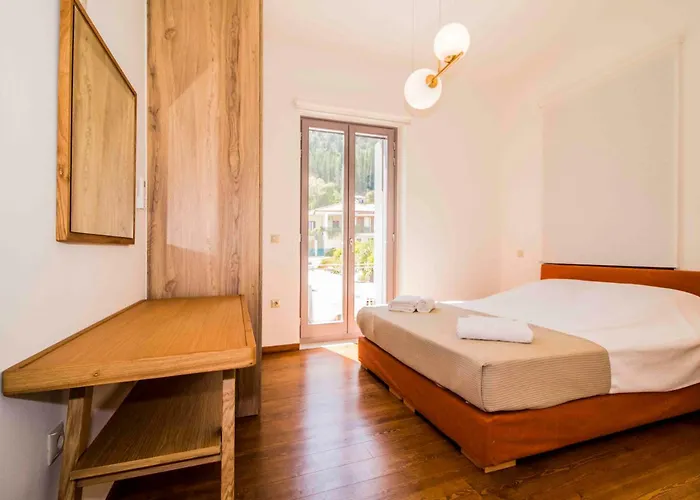 2 Residences Upper And Ground Floor Appartement