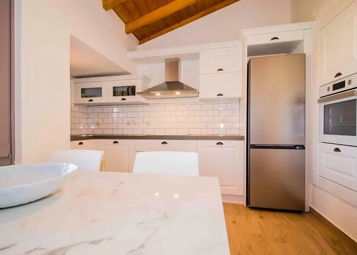 2 Residences Upper And Ground Floor アパート *