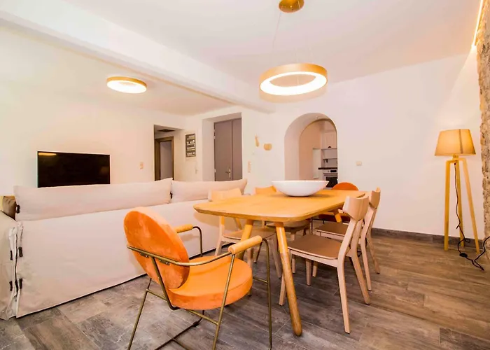 2 Residences Upper And Ground Floor