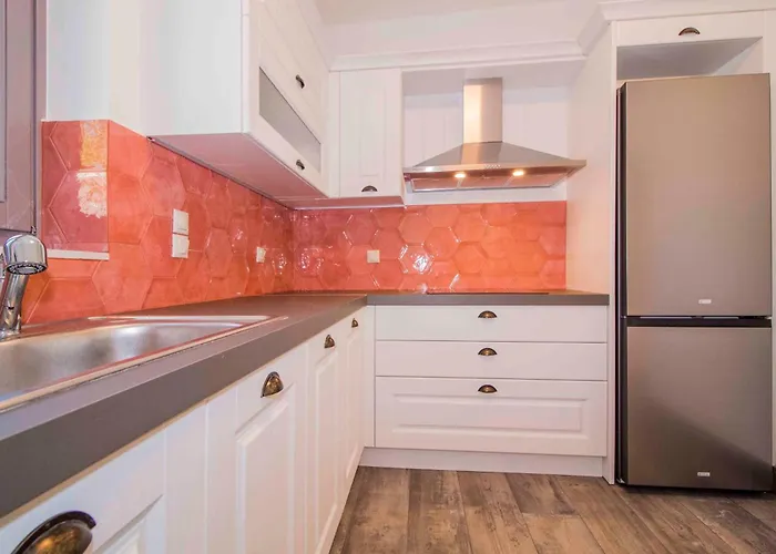 2 Residences Upper And Ground Floor Appartement