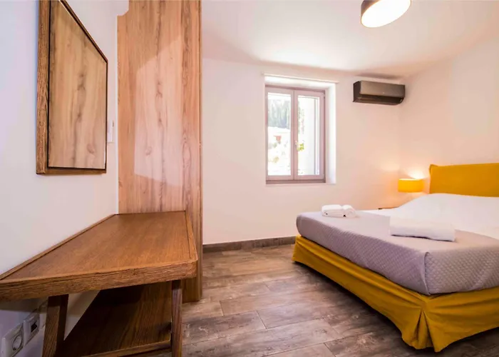 2 Residences Upper And Ground Floor *