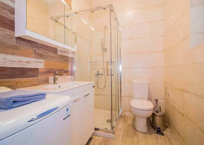 2 Residences Upper And Ground Floor アパート