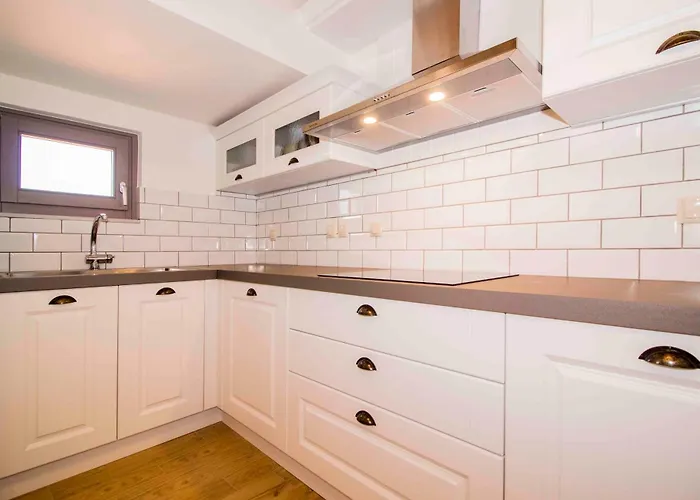 2 Residences Upper And Ground Floor Appartement *