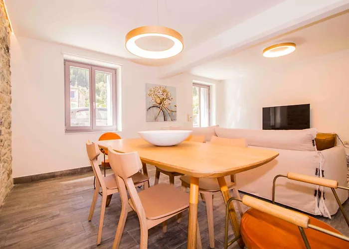 2 Residences Upper And Ground Floor * ミストラ