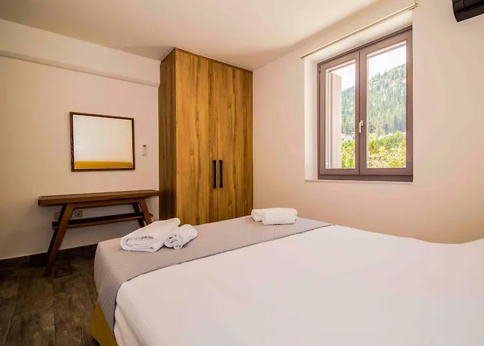 2 Residences Upper And Ground Floor