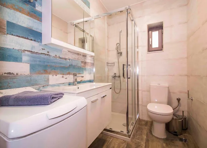 2 Residences Upper And Ground Floor Appartement