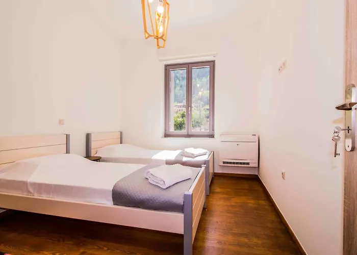 2 Residences Upper And Ground Floor Appartement Mystras