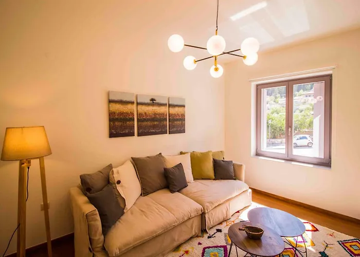 2 Residences Upper And Ground Floor * ミストラ