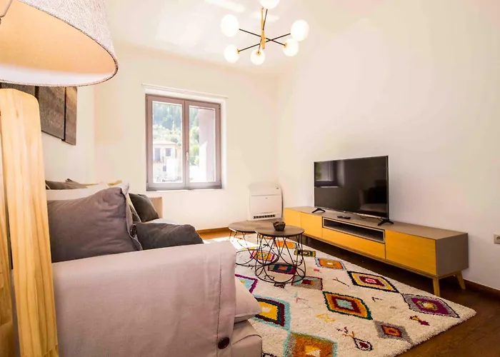 2 Residences Upper And Ground Floor